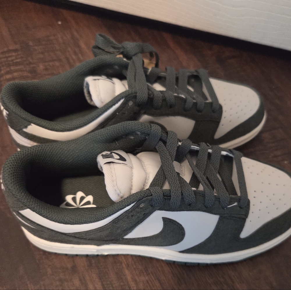 Nike women’s low dunk in vintage green Sz6